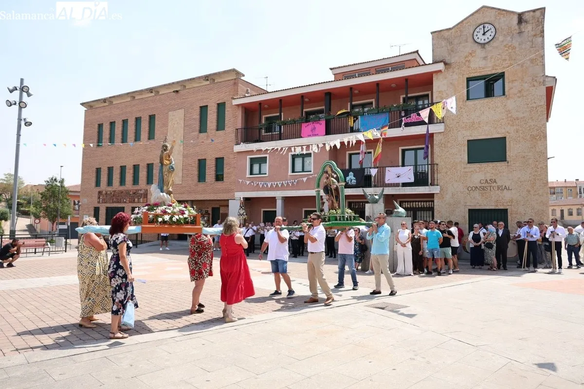 Procesión en honor a San Roque en Carbajosa de la Sagrada. Foto: David Sañudo