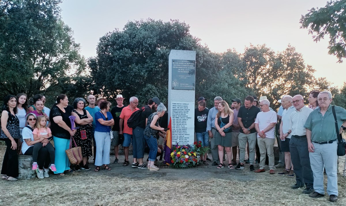 Homenajeadas las víctimas de la represión franquista en Robleda subrayando el legado republicano