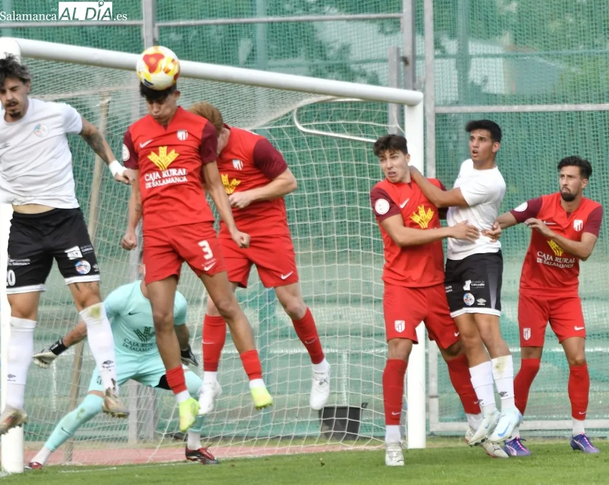 Foto 16 - FOTOS | Un penalti en los minutos finales da la victoria al Salamanca UDS sobre el Santa Marta (2-1)