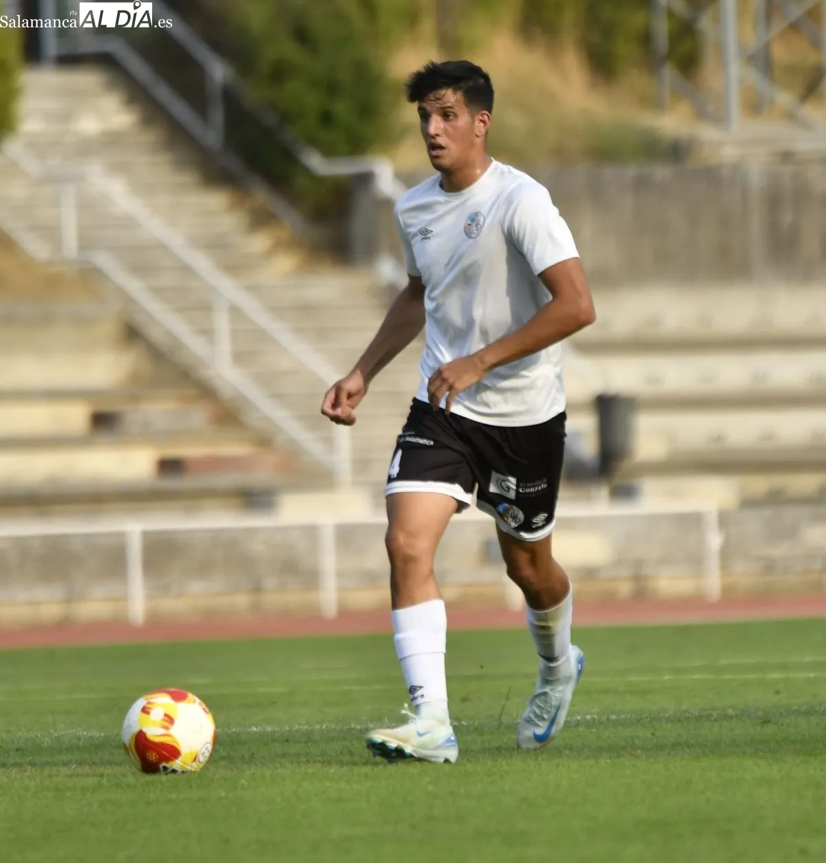 Foto 15 - FOTOS | Un penalti en los minutos finales da la victoria al Salamanca UDS sobre el Santa Marta (2-1)