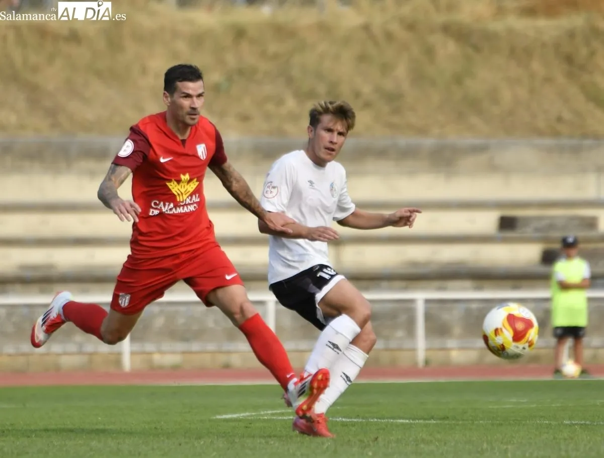 Foto 14 - FOTOS | Un penalti en los minutos finales da la victoria al Salamanca UDS sobre el Santa Marta (2-1)