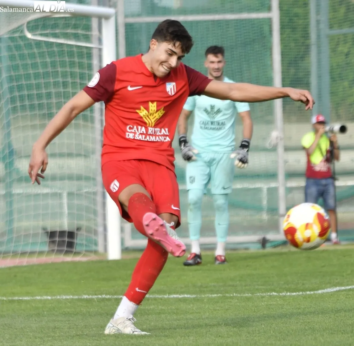 Foto 13 - FOTOS | Un penalti en los minutos finales da la victoria al Salamanca UDS sobre el Santa Marta (2-1)