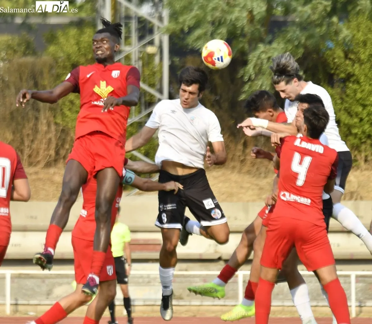 Foto 12 - FOTOS | Un penalti en los minutos finales da la victoria al Salamanca UDS sobre el Santa Marta (2-1)