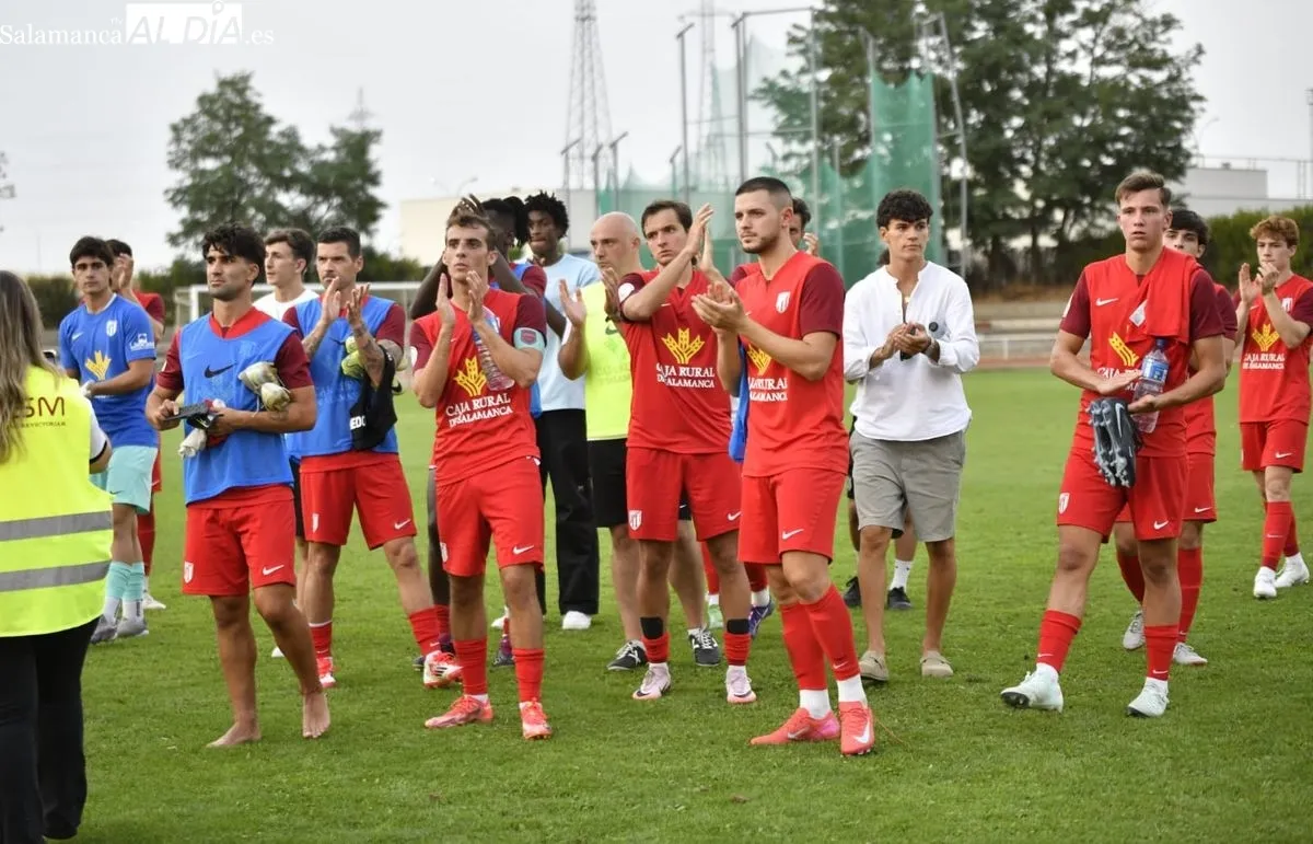 Foto 11 - FOTOS | Un penalti en los minutos finales da la victoria al Salamanca UDS sobre el Santa Marta (2-1)