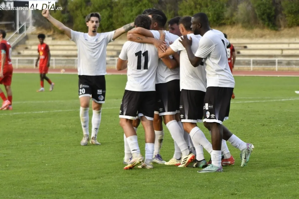 Foto 10 - FOTOS | Un penalti en los minutos finales da la victoria al Salamanca UDS sobre el Santa Marta (2-1)