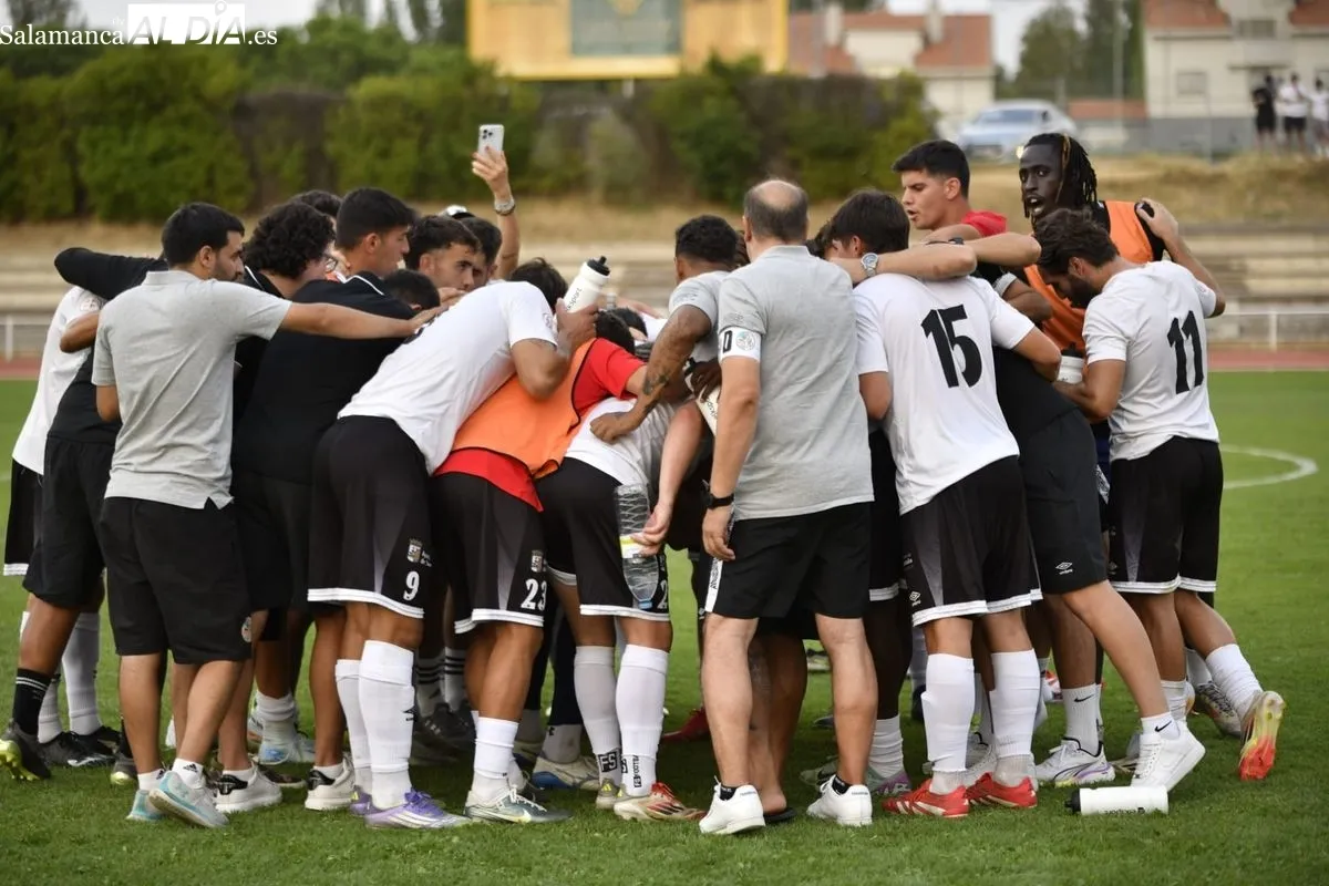 Foto 9 - FOTOS | Un penalti en los minutos finales da la victoria al Salamanca UDS sobre el Santa Marta (2-1)
