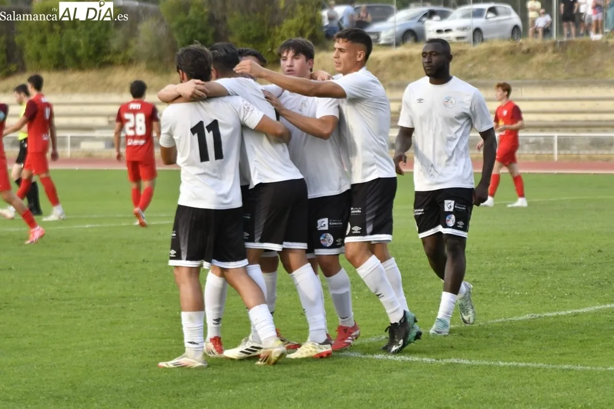 Foto 8 - FOTOS | Un penalti en los minutos finales da la victoria al Salamanca UDS sobre el Santa Marta (2-1)