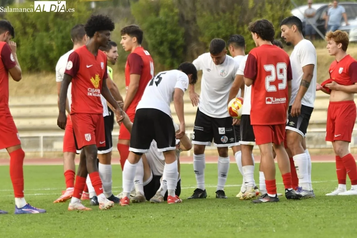 Foto 7 - FOTOS | Un penalti en los minutos finales da la victoria al Salamanca UDS sobre el Santa Marta (2-1)