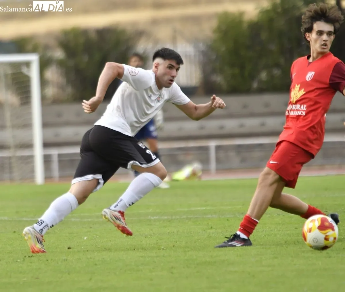 Foto 6 - FOTOS | Un penalti en los minutos finales da la victoria al Salamanca UDS sobre el Santa Marta (2-1)