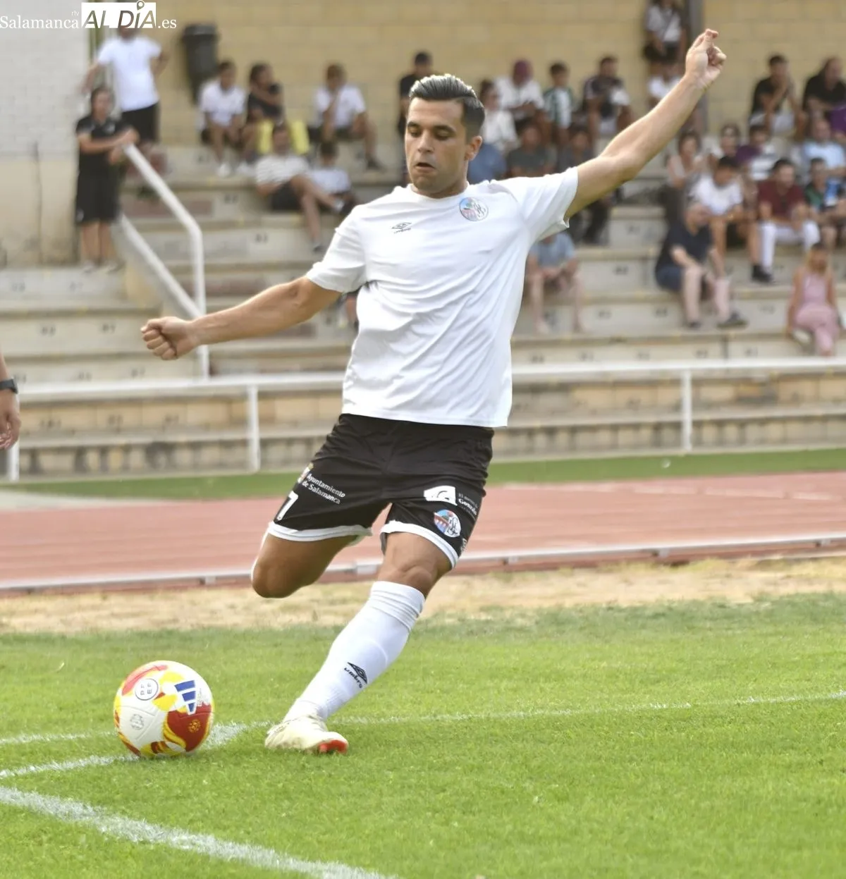 Foto 5 - FOTOS | Un penalti en los minutos finales da la victoria al Salamanca UDS sobre el Santa Marta (2-1)