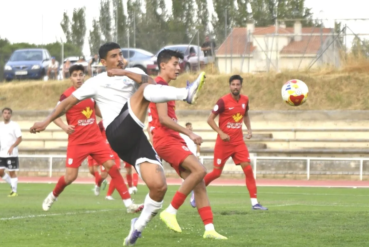 Foto 4 - FOTOS | Un penalti en los minutos finales da la victoria al Salamanca UDS sobre el Santa Marta (2-1)