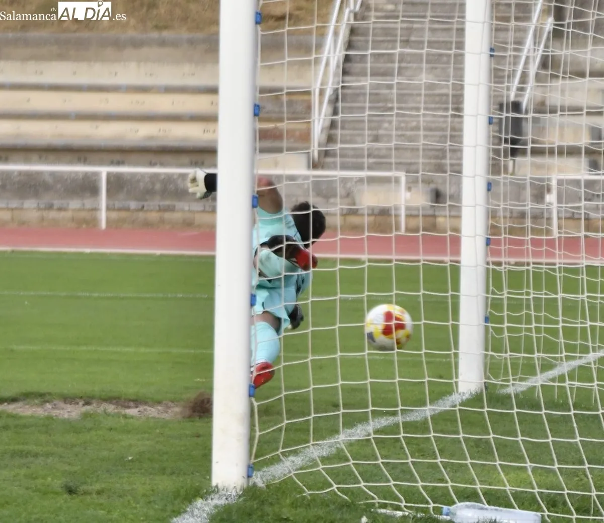 Foto 3 - FOTOS | Un penalti en los minutos finales da la victoria al Salamanca UDS sobre el Santa Marta (2-1)
