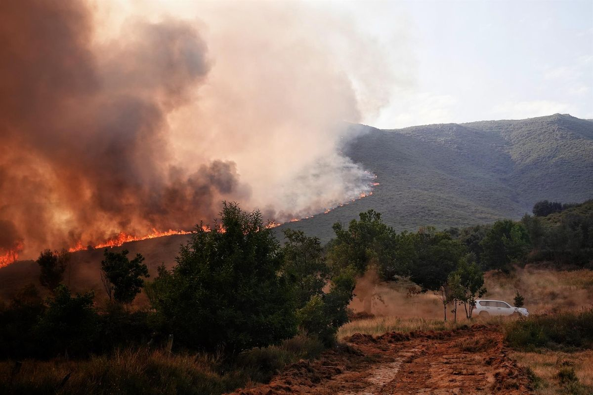 Incendios en Castilla y León: 26 fuegos activos y evacuan Anllarinos