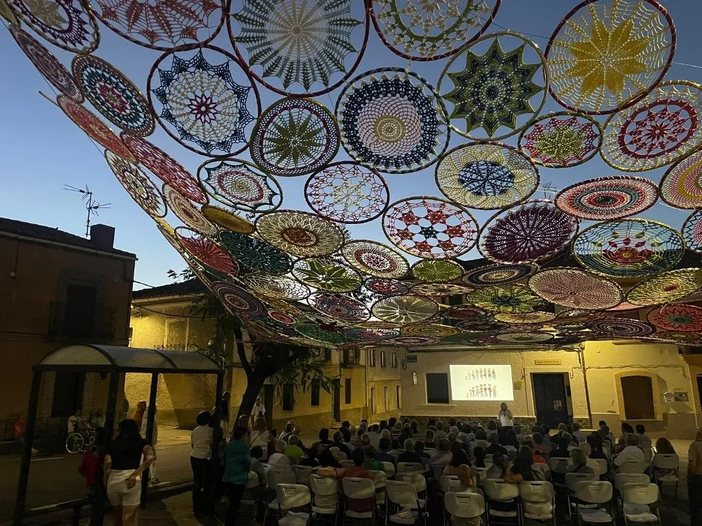 Foto 4 - Martiago se engalana con mandalas camino a la Semana Cultural de la Asociaci&oacute;n Tres Puentes