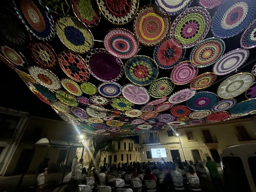 Foto 3 - Martiago se engalana con mandalas camino a la Semana Cultural de la Asociaci&oacute;n Tres Puentes