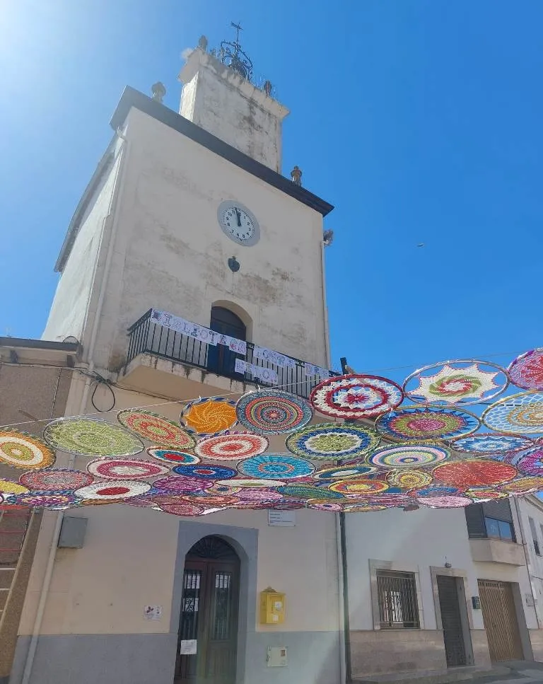 Foto 2 - Martiago se engalana con mandalas camino a la Semana Cultural de la Asociaci&oacute;n Tres Puentes