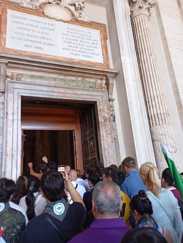 Foto 3 - Los j&oacute;venes de la Di&oacute;cesis terminan de ganar el Jubileo al cruzar la Puerta Santa de San Pedro