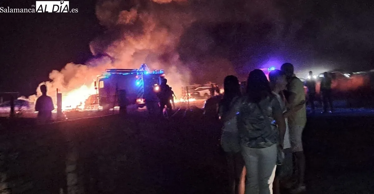 El incendio dejaba cinco coches calcinados, aunque no hay que lamentar daños personales 