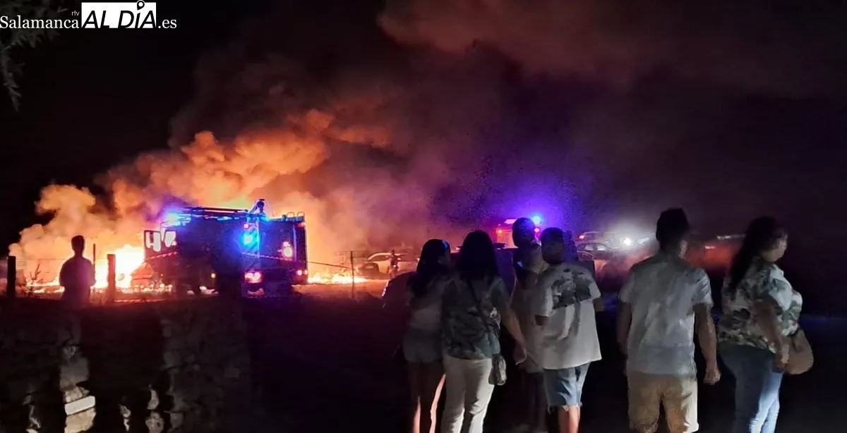 El incendio dejaba cinco coches calcinados, aunque no hay que lamentar daños personales 