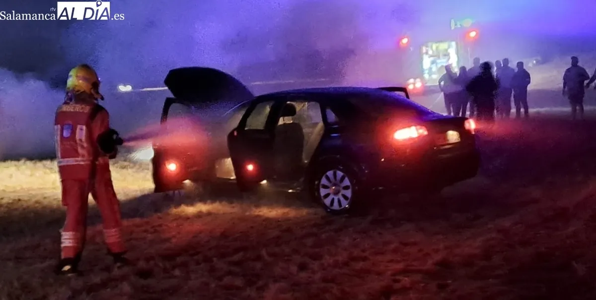 El incendio dejaba cinco coches calcinados, aunque no hay que lamentar daños personales 