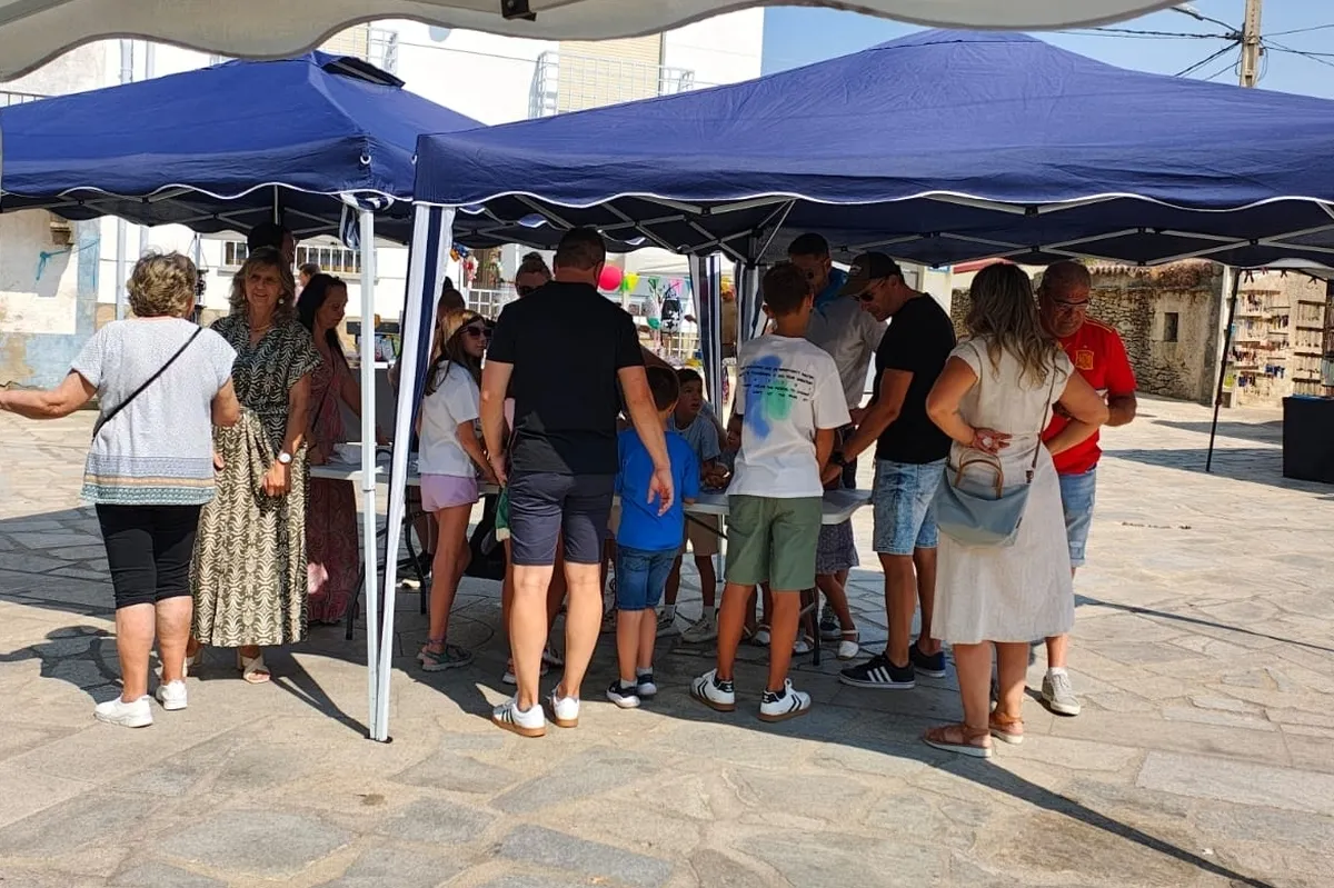Cerca de un centenar de niños llenaron de alegría ayer domingo la plaza de Peralejos de Abajo