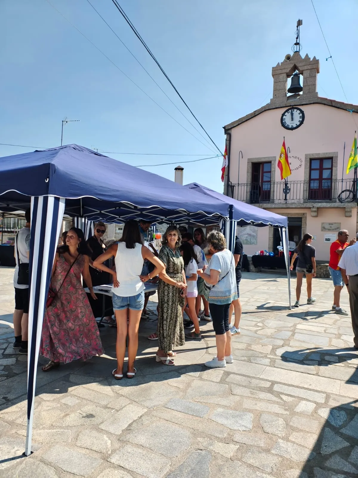 Cerca de un centenar de niños llenaron de alegría ayer domingo la plaza de Peralejos de Abajo