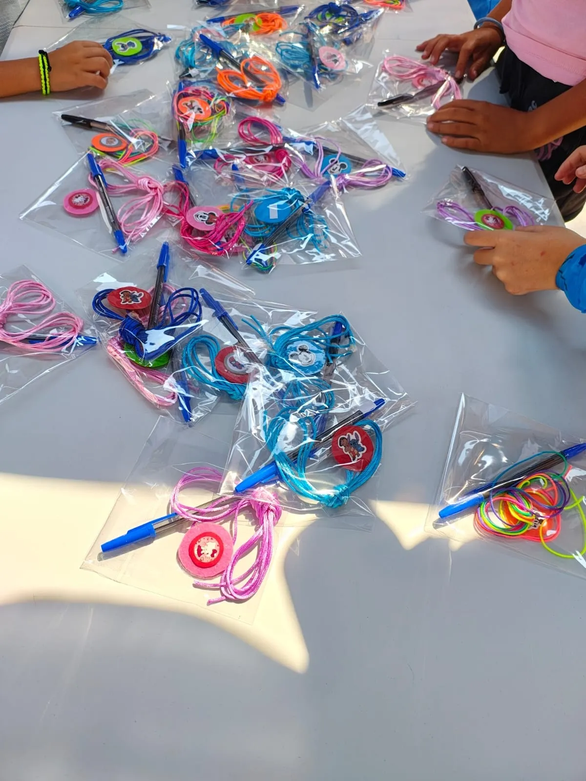 Cerca de un centenar de niños llenaron de alegría ayer domingo la plaza de Peralejos de Abajo