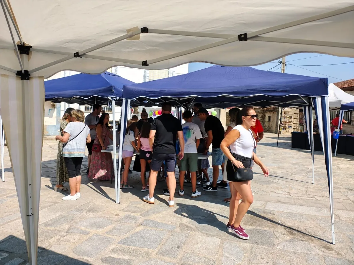 Cerca de un centenar de niños llenaron de alegría ayer domingo la plaza de Peralejos de Abajo
