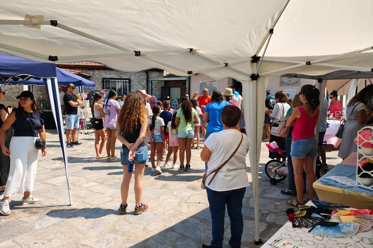 Cerca de un centenar de niños llenaron de alegría ayer domingo la plaza de Peralejos de Abajo