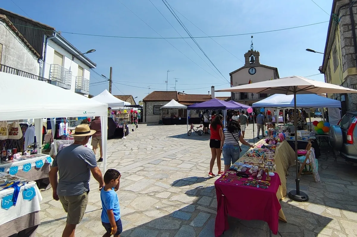 Cerca de un centenar de niños llenaron de alegría ayer domingo la plaza de Peralejos de Abajo
