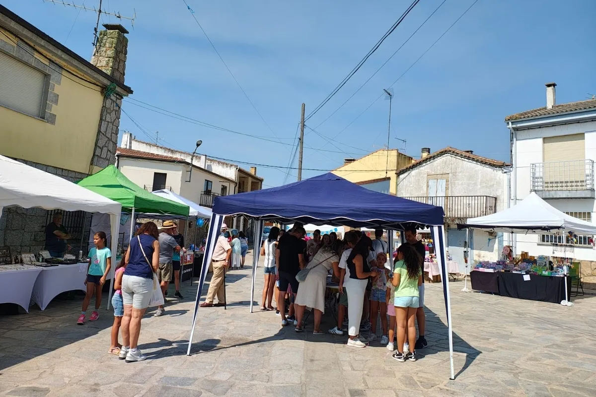Cerca de un centenar de niños llenaron de alegría ayer domingo la plaza de Peralejos de Abajo