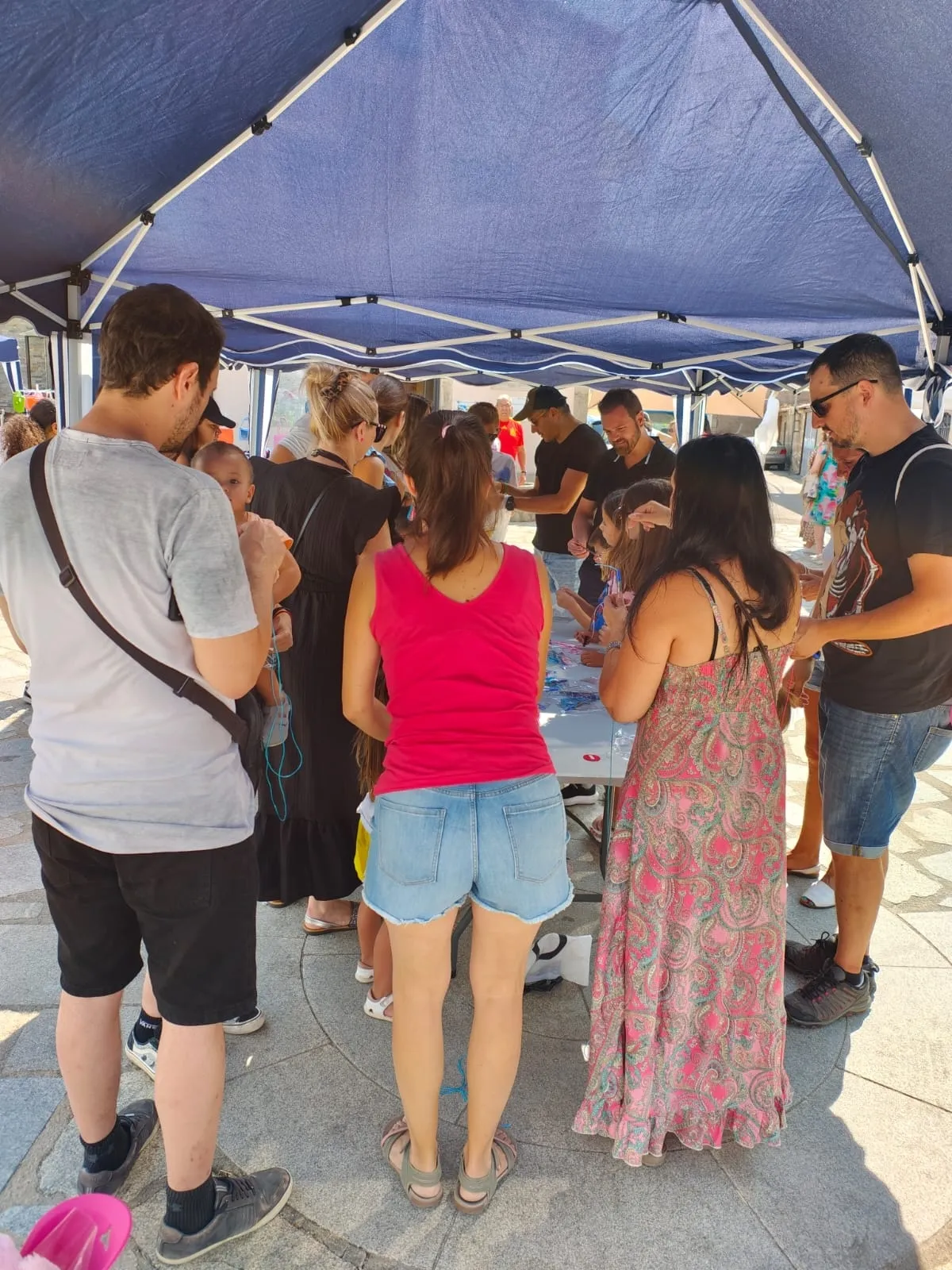 Cerca de un centenar de niños llenaron de alegría ayer domingo la plaza de Peralejos de Abajo