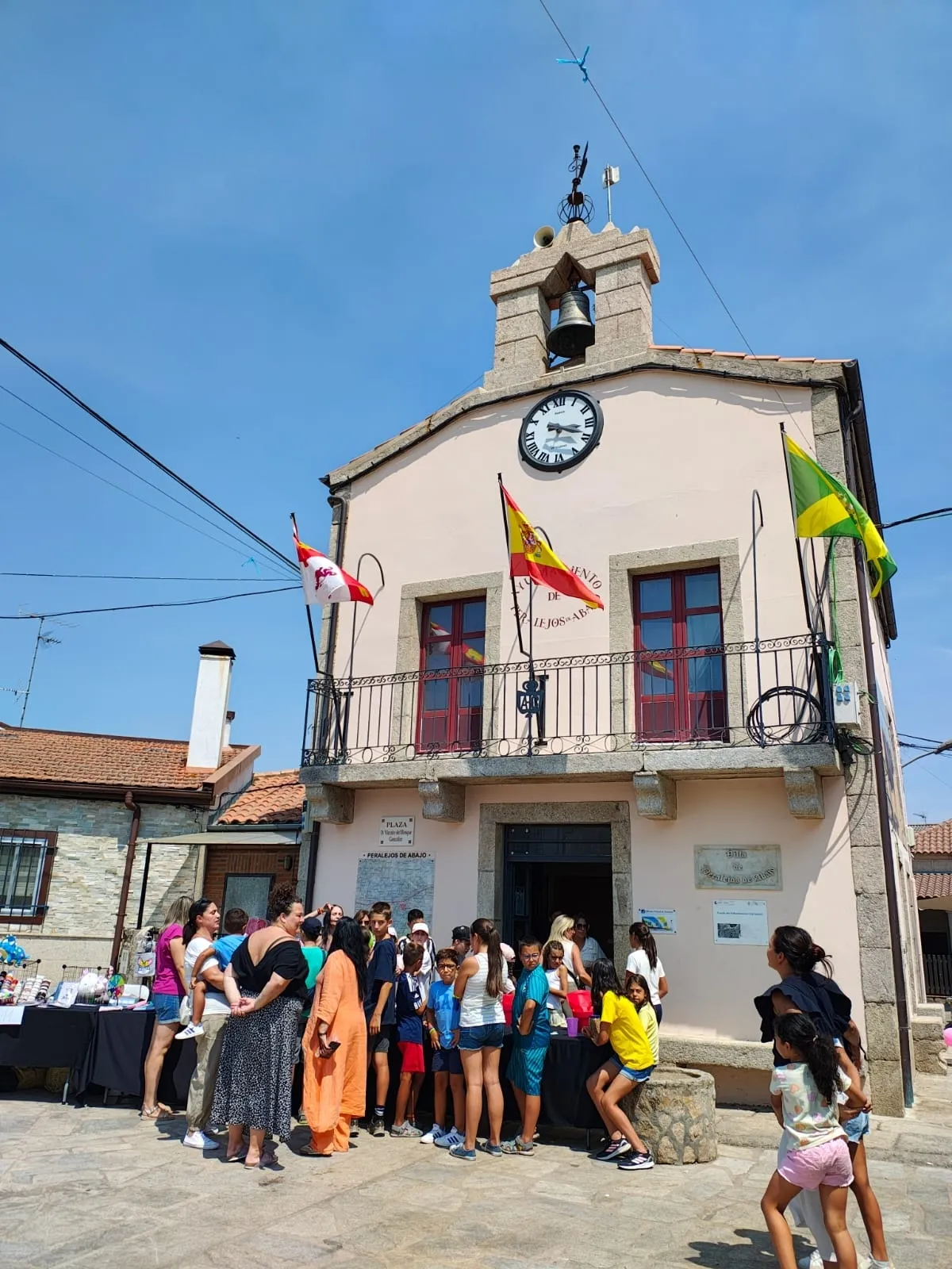 Cerca de un centenar de niños llenaron de alegría ayer domingo la plaza de Peralejos de Abajo