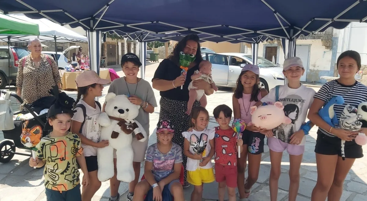 Cerca de un centenar de niños llenaron de alegría ayer domingo la plaza de Peralejos de Abajo