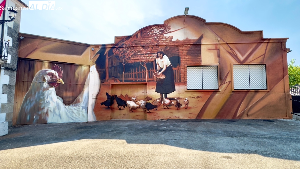Mural en Cipérez: homenaje a la mujer con una gallina gigante