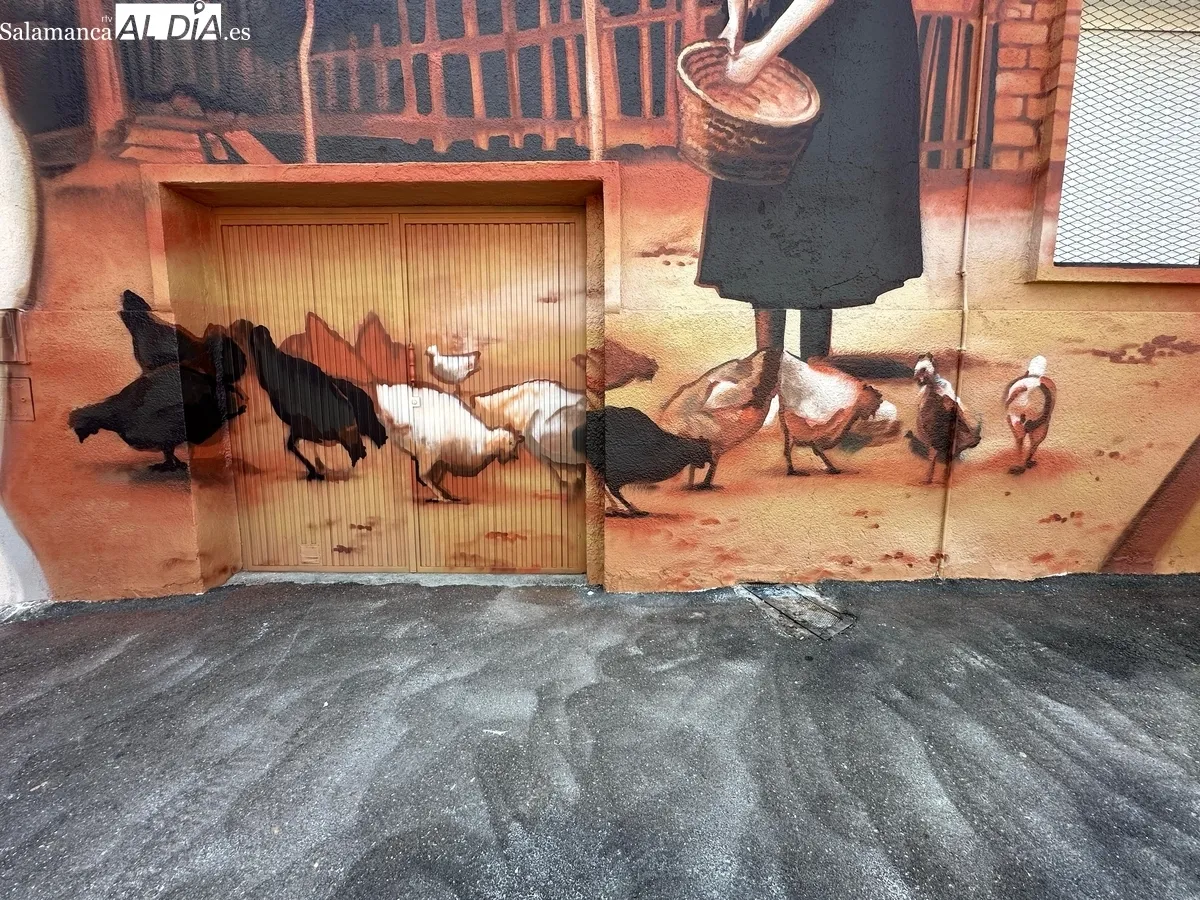 Cipérez adorna su plaza y puede presumir de tener, si no la que más, una de 'las gallinas más grandes de Europa' 
