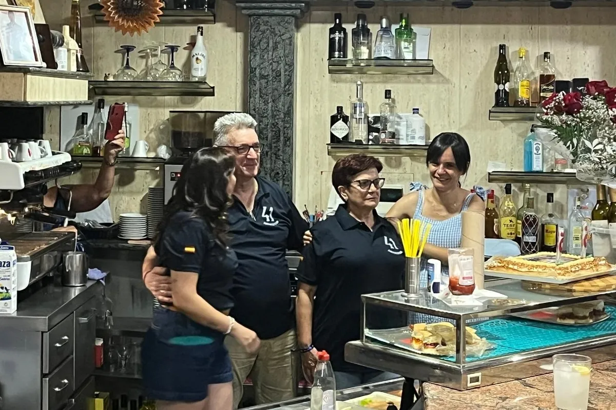 'Cachipe' y Paqui pusieron el sábado la última ronda en el bar Danubio de Barruecopardo 