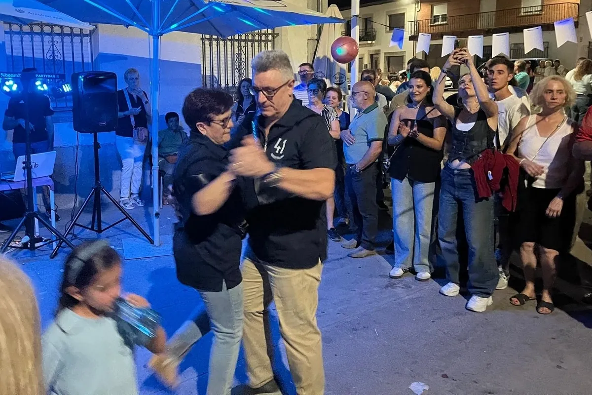 'Cachipe' y Paqui pusieron el sábado la última ronda en el bar Danubio de Barruecopardo 
