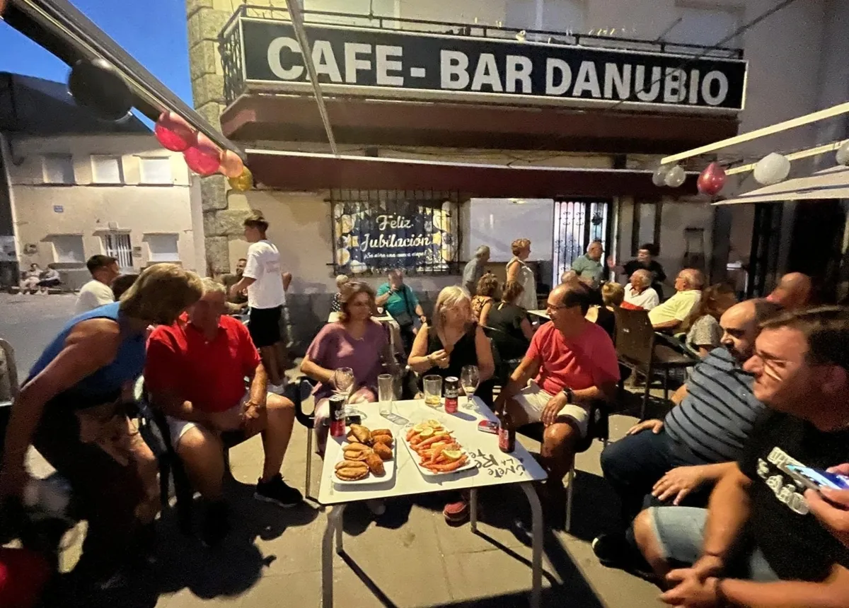 'Cachipe' y Paqui pusieron el sábado la última ronda en el bar Danubio de Barruecopardo 