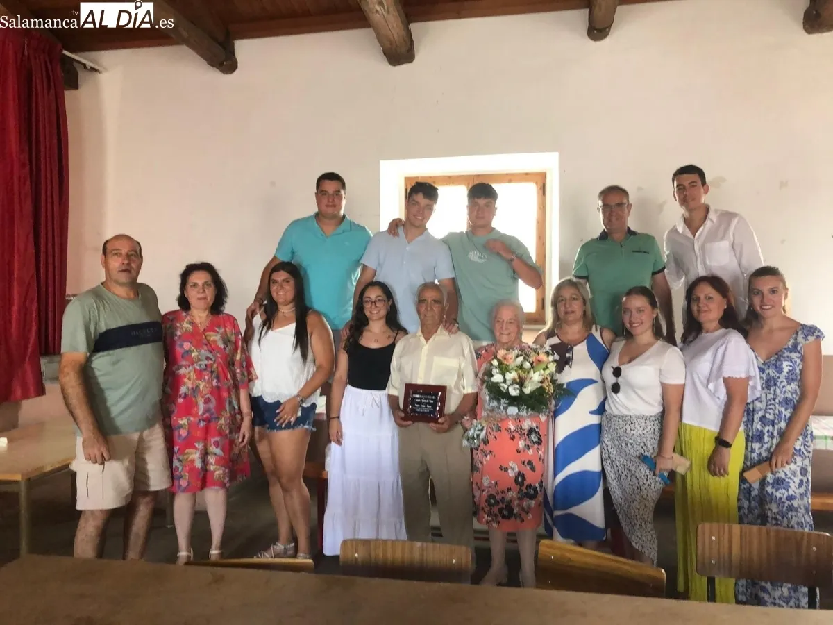 Foto 2 - Leandro Garc&iacute;a y Teresa Arroyo, de 87 y 86 a&ntilde;os, homenajeados en las fiestas de Peralejos de Abajo