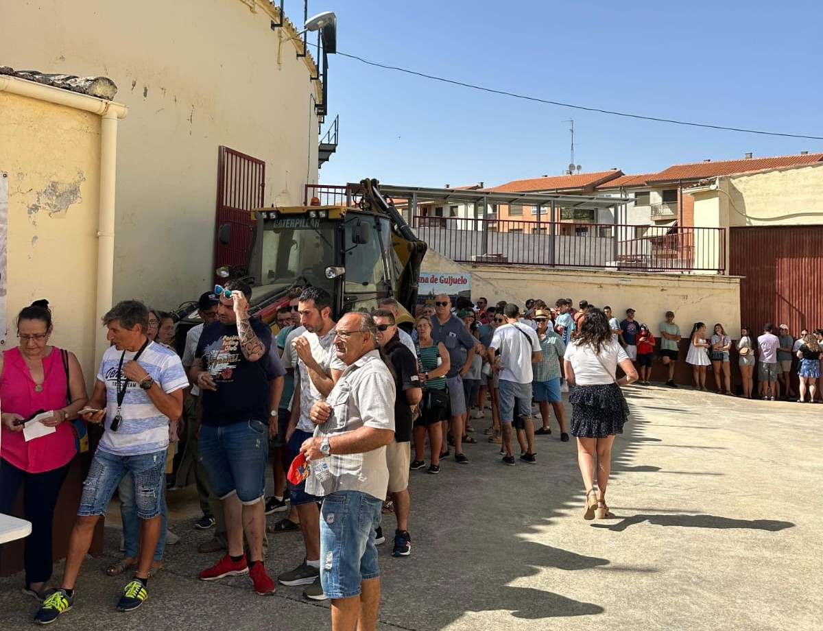 Primeras colas para la renovación de abonos de la Feria Taurina de Guijuelo