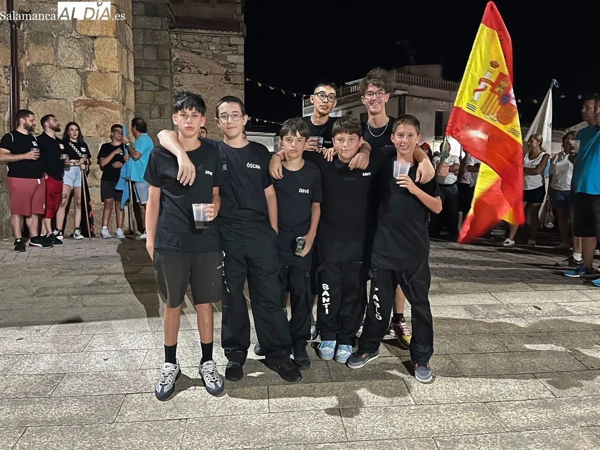 Presentación de las peñas de Saucelle con la colocación de banderas en el ayuntamiento