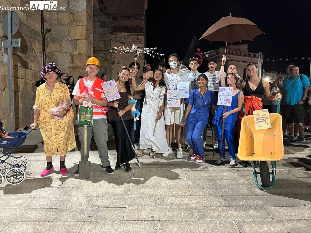 Presentación de las peñas de Saucelle con la colocación de banderas en el ayuntamiento