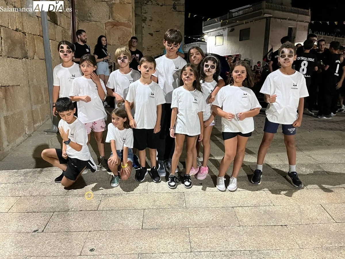 Presentación de las peñas de Saucelle con la colocación de banderas en el ayuntamiento