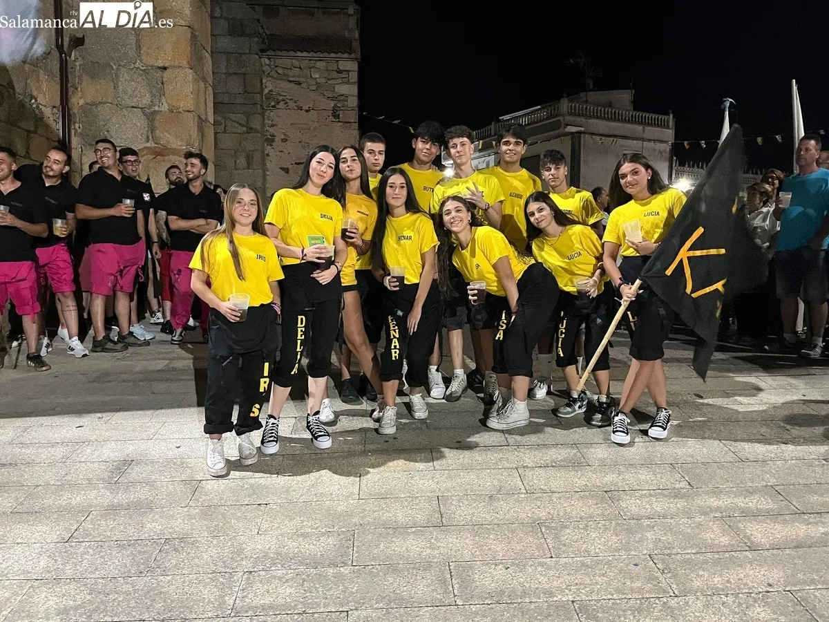 Presentación de las peñas de Saucelle con la colocación de banderas en el ayuntamiento