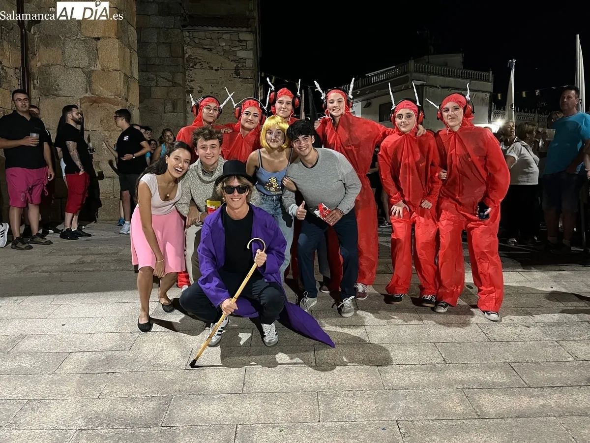 Presentación de las peñas de Saucelle con la colocación de banderas en el ayuntamiento