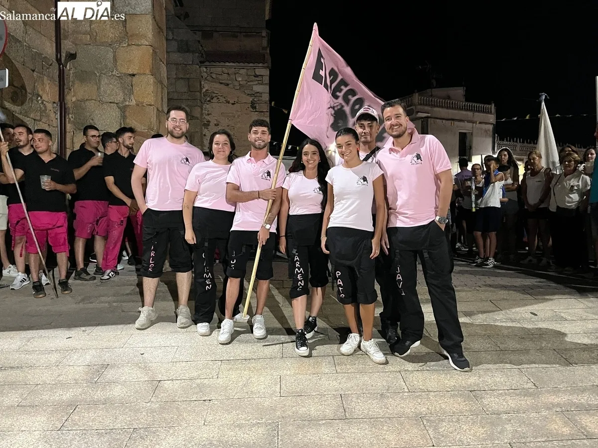 Presentación de las peñas de Saucelle con la colocación de banderas en el ayuntamiento