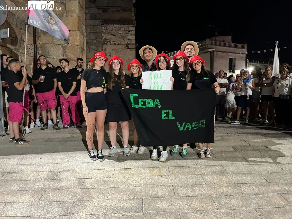Presentación de las peñas de Saucelle con la colocación de banderas en el ayuntamiento