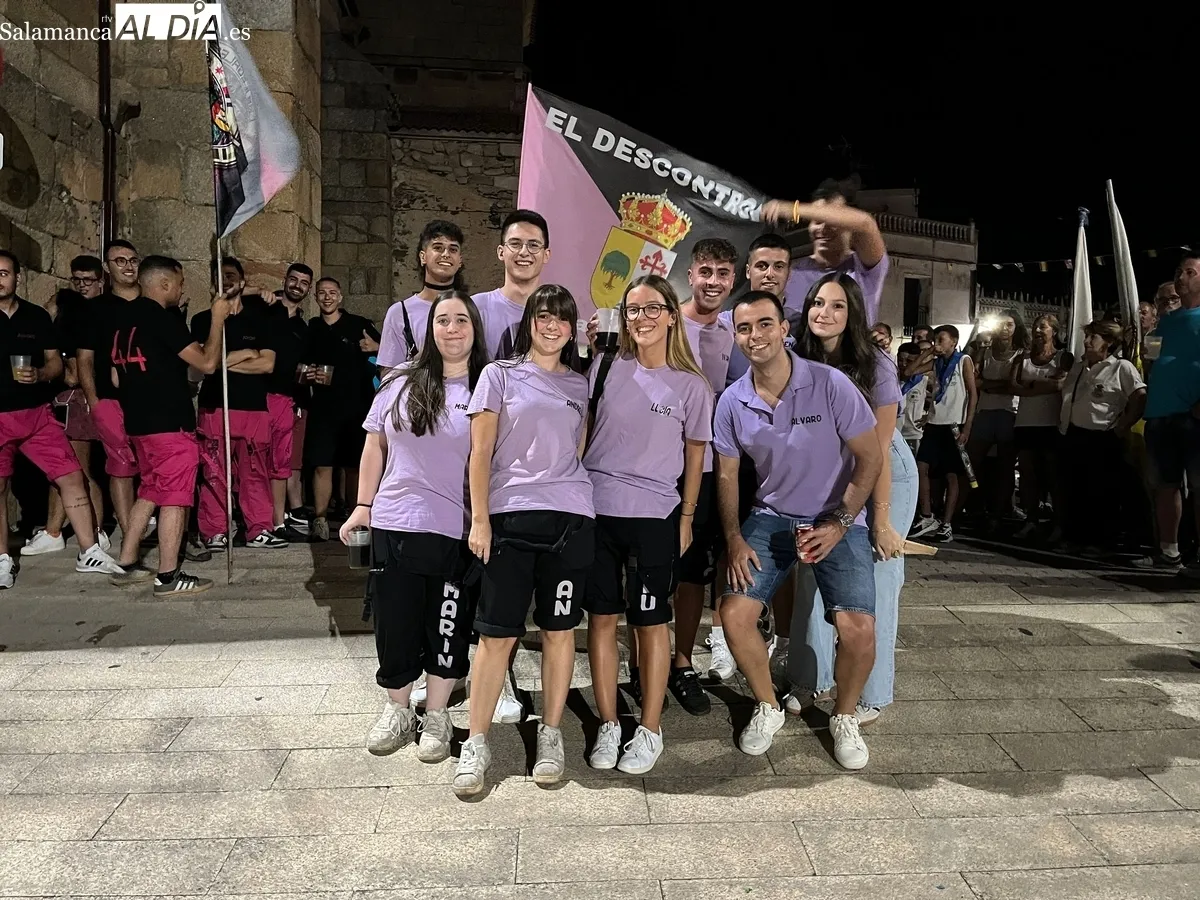 Presentación de las peñas de Saucelle con la colocación de banderas en el ayuntamiento