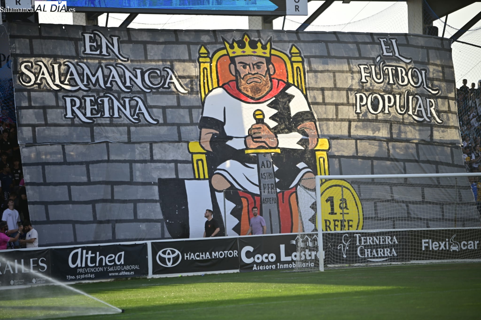 Buen ambiente en el Reina Sofía para ver el regreso del derbi Unionistas - Salamanca UDS con homenaje incluido a la Unión (GALERÍA DE FOTOS)